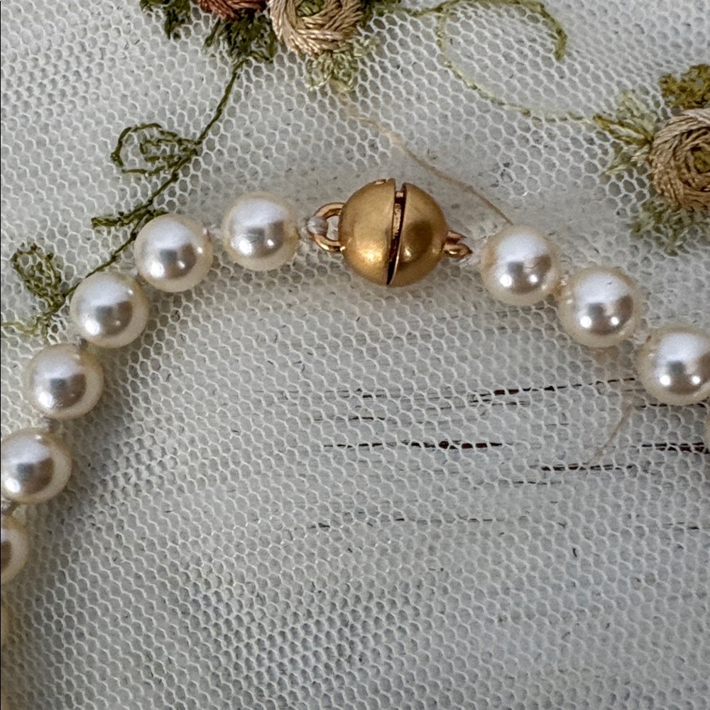 Tory Burch Gold Shell Pendant Necklace with Pearls - Picture 3 of 3